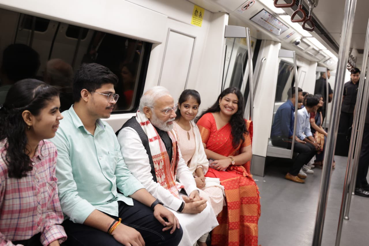 मोदी ने अचानक दिल्ली मेट्रो से यात्रा की:टोकन लेकर प्लेटफॉर्म पहुंचे; थोड़ी देर में दिल्ली यूनिवर्सिटी के शताब्दी समारोह में शामिल होंगे