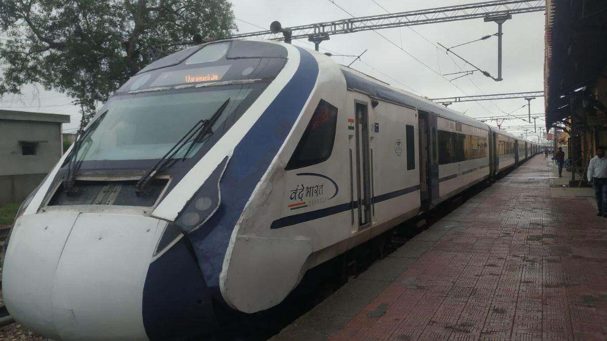 बीना के पास RKMP-निजामुद्दीन वंदे भारत ट्रेन में आग लगी:यात्रा कर रहे थे कई VIP, सभी सेफ; सवा तीन घंटे की देरी से रवाना