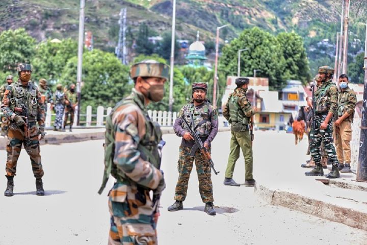 जम्मू-कश्मीर में 10 आतंकी गिरफ्तार:पाकिस्तान के कहने पर बैठक कर रहे थे; अलगाववादी संगठनों को फिर एक्टिव करने का एजेंडा था
